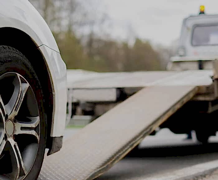 ehliyetsiz araba kullanma cezası; araba ehliyetiyle motor kullanma; ehliyetsiz araba kullanırken kaza yapma; ehliyetsiz araba kullanırken yakalanırsam araba bağlanır mı;